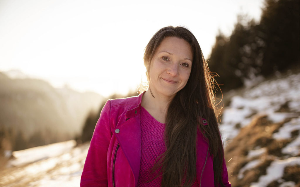 Porträt von Manuela Mauch in der Natur, Inhaberin der Werbeagentur für Brand Design und Webdesign