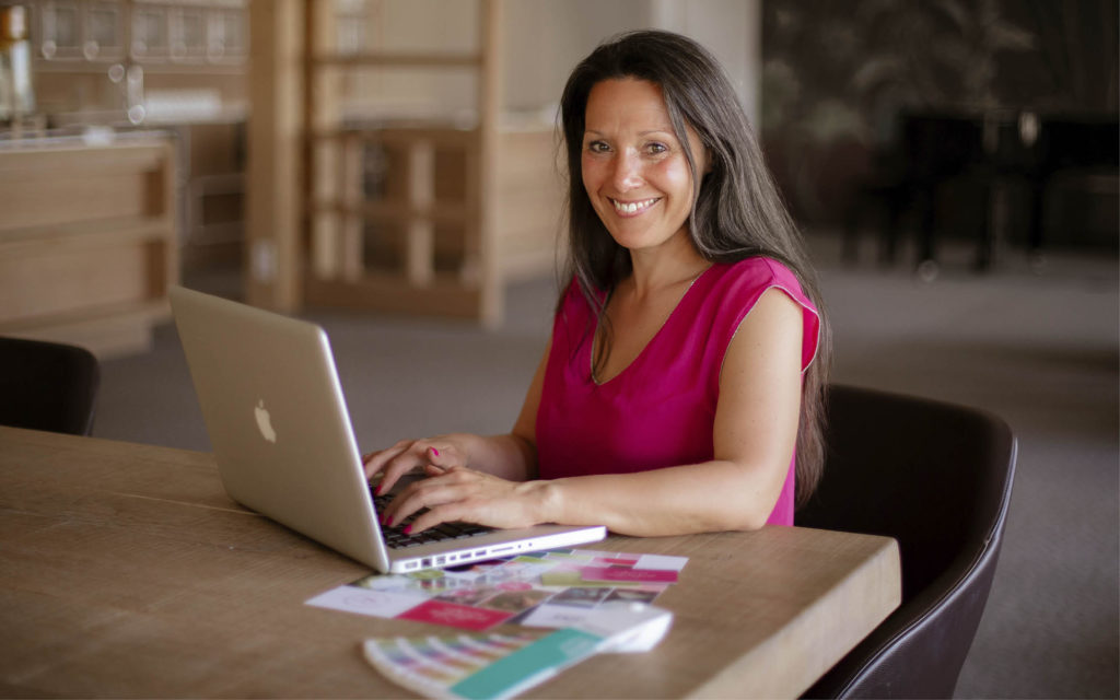 Inhaberin Manuela Mauch am Computer