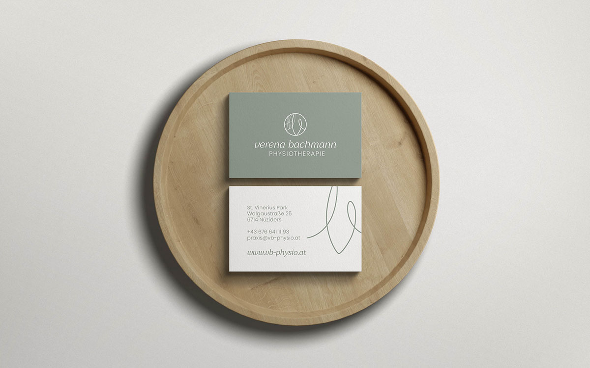 Referenzprojekt des Grafikatelier Montafon als Mockup Visitenkarte für Verena Bachmann Physiotherapie