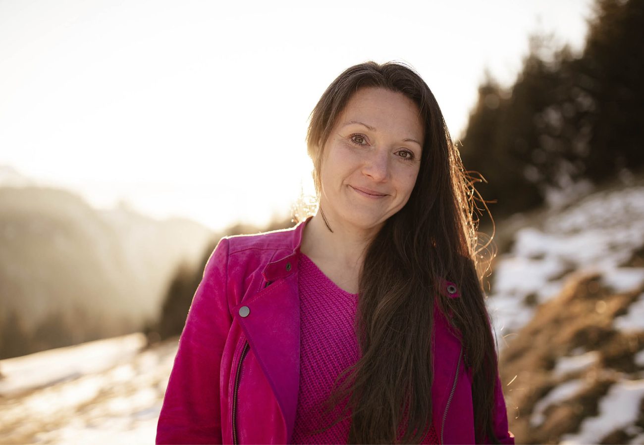 Porträt von Manuela Mauch in der Natur, Inhaberin der Werbeagentur für Brand Design und Webdesign