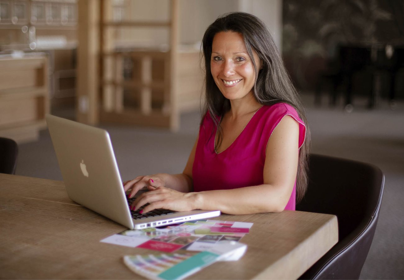 Inhaberin Manuela Mauch am Computer